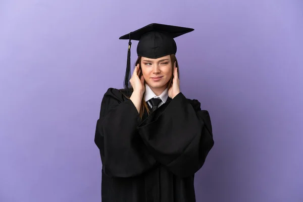 Joven Graduado Universitario Sobre Aislado Fondo Púrpura Frustrado Cubriendo Oídos —  Fotos de Stock