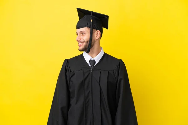 Νεαρός Απόφοιτος Πανεπιστημίου Καυκάσιος Άνδρας Απομονωμένος Κίτρινο Φόντο Αναζητούν Πλευρά — Φωτογραφία Αρχείου