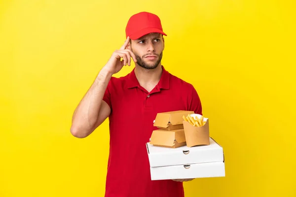 Homem Entrega Pizza Pegar Caixas Pizza Hambúrgueres Sobre Fundo Isolado — Fotografia de Stock