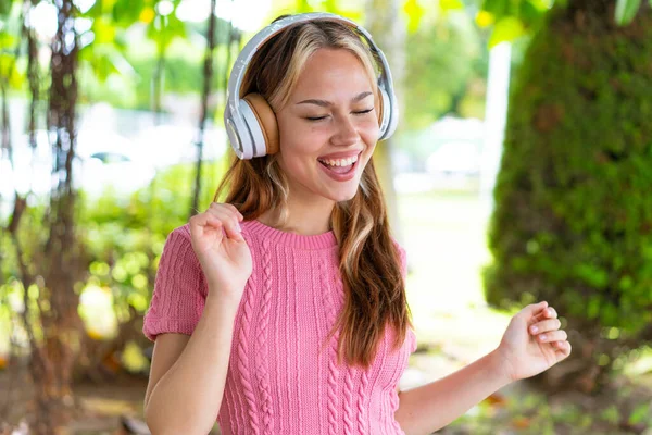 Young Pretty Woman Outdoors Listening Music Dancing — Stock Photo, Image