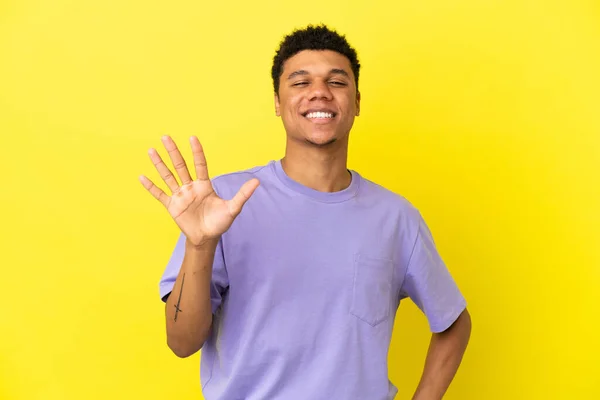 Молодий Афроамериканець Ізольований Жовтим Фоном Рахує Ять Пальцями — стокове фото