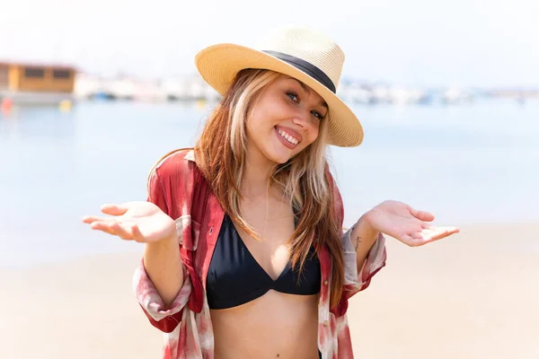 Νεαρή Όμορφη Γυναίκα Στις Καλοκαιρινές Διακοπές Στην Παραλία Χαμογελώντας — Φωτογραφία Αρχείου