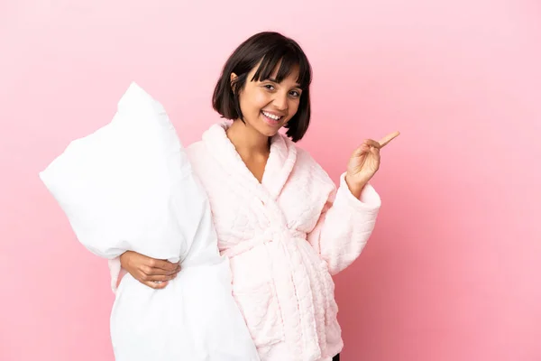 Pregnant Woman Pajamas Isolated Pink Background Pointing Finger Side — Stock fotografie
