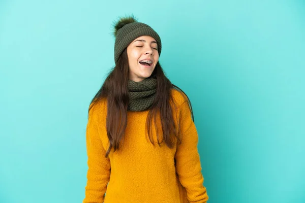 Giovane Ragazza Francese Isolato Sfondo Blu Con Cappello Invernale Ridere — Foto Stock