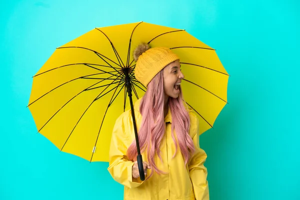 Jong Gemengd Ras Vrouw Met Regendichte Jas Paraplu Lachen Laterale — Stockfoto