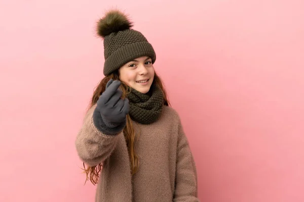 Liten Flicka Med Vinter Hatt Isolerad Rosa Bakgrund Gör Pengar — Stockfoto