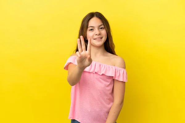 배경에 고립된 코카서스 소녀는 행복해 하면서 손가락으로 숫자를 세었다 — 스톡 사진