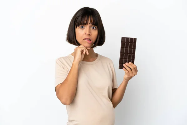 Mladá Smíšená Rasa Těhotná Žena Izolované Bílém Pozadí Čokoládovou Tabletu — Stock fotografie
