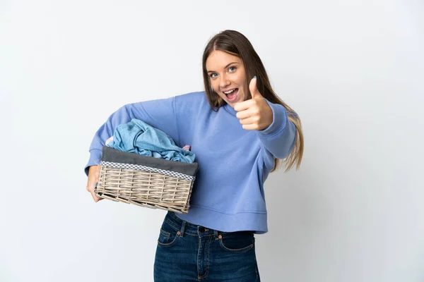 Ung Litauisk Kvinna Håller Klädkorg Isolerad Vit Bakgrund Med Tummen — Stockfoto