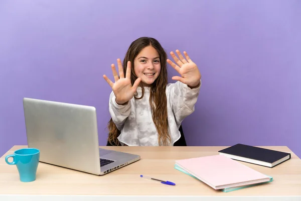 Menina Estudante Local Trabalho Com Laptop Isolado Fundo Roxo Contando — Fotografia de Stock