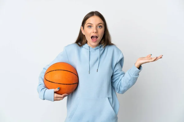 Ung Litauisk Kvinna Spelar Basket Isolerad Vit Bakgrund Med Chockad — Stockfoto