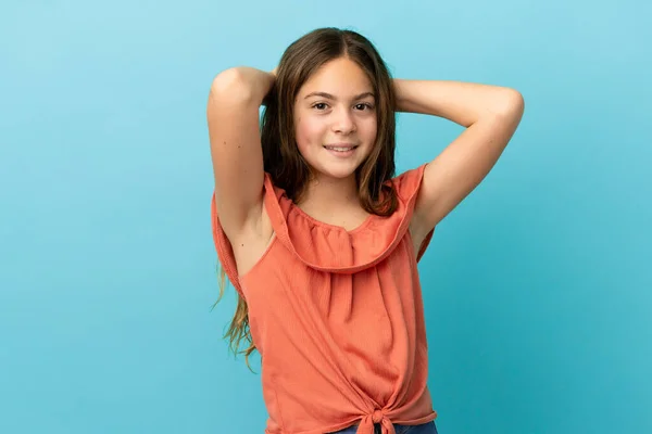 Pequena Menina Caucasiana Isolado Fundo Azul Rindo — Fotografia de Stock