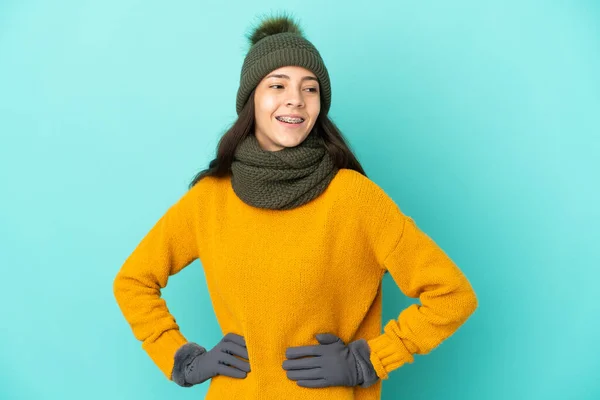 Menina Francesa Jovem Isolado Fundo Azul Com Chapéu Inverno Posando — Fotografia de Stock