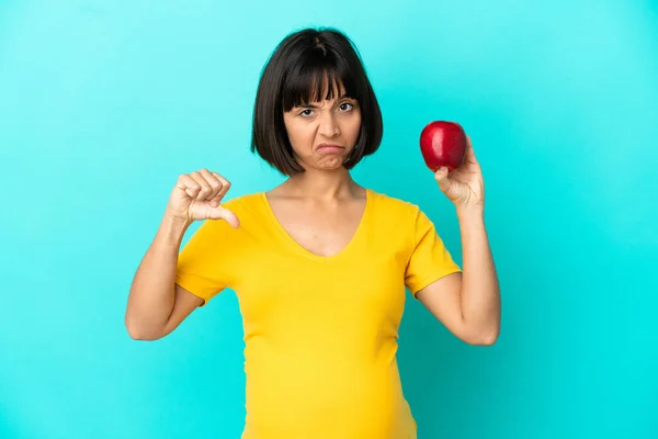 Schwangere Hält Einen Auf Blauem Hintergrund Isolierten Apfel Und Zeigt — Stockfoto
