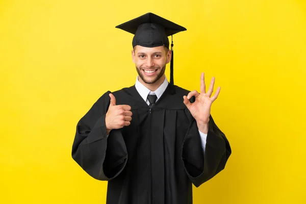 Jonge Afgestudeerde Blanke Man Geïsoleerd Gele Achtergrond Met Teken Duim — Stockfoto