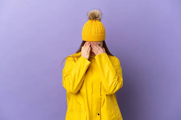 Chica Adolescente Con Abrigo Impermeable Sobre Fondo Púrpura Aislado Con —  Fotos de Stock