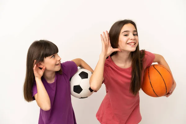 Sorelline Che Giocano Calcio Basket Isolate Sfondo Bianco Ascoltando Qualcosa — Foto Stock