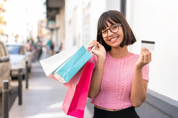 Young Brunette Woman City Holding Shopping Bags Credit Card — Stock Photo, Image