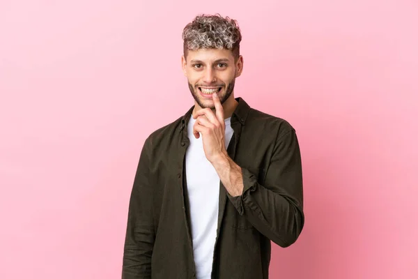 Giovane Uomo Caucasico Bello Isolato Sfondo Rosa Mostrando Segno Silenzio — Foto Stock