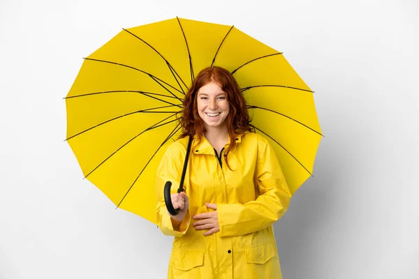 ティーンRedhead女の子レインプルーフコートと傘隔離上のホワイトバック笑顔多く — ストック写真