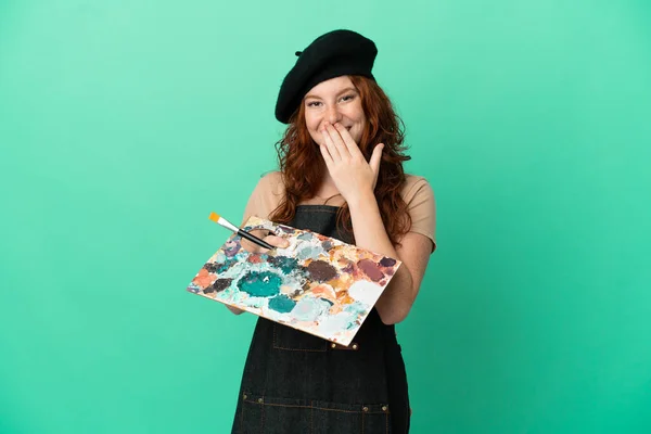 Nastoletni Rudowłosy Artysta Trzymając Paletę Odizolowanych Zielonym Tle Szczęśliwy Uśmiechnięty — Zdjęcie stockowe