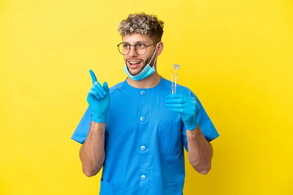 Dentista Caucasiano Homem Segurando Ferramentas Isoladas Fundo Amarelo Pensando Uma — Fotografia de Stock