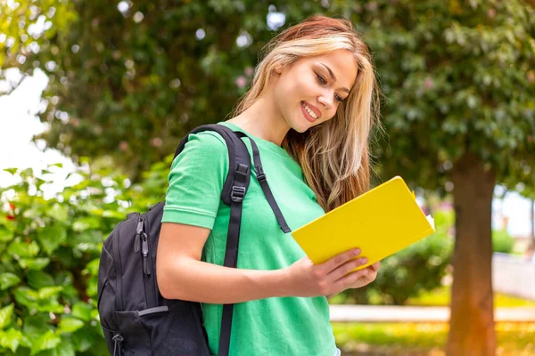 Jonge Student Vrouw Buitenlucht Met Een Notebook — Stockfoto