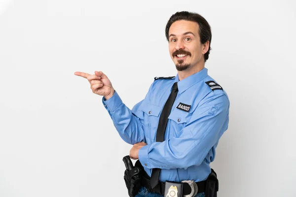 Jonge Politieman Geïsoleerde Achtergrond Witte Wijzende Vinger Naar Zijkant — Stockfoto
