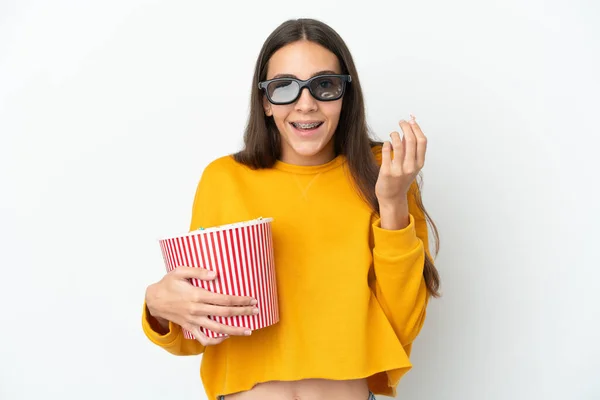 年轻的法国姑娘戴着3D眼镜 拿着一大桶爆米花 被白色背景隔离了 — 图库照片