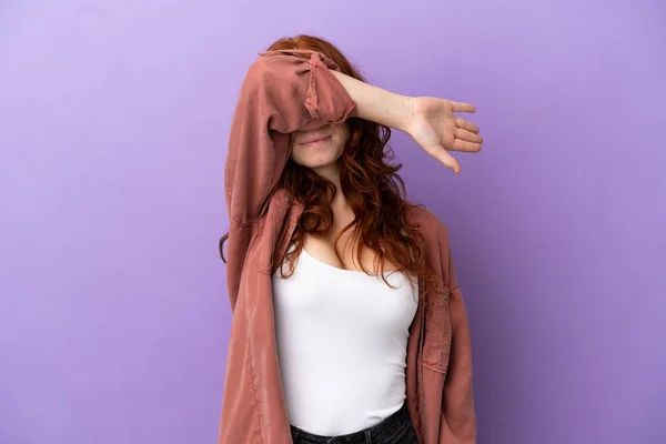 Adolescente Ruiva Menina Sobre Isolado Roxo Fundo Cobrindo Olhos Por — Fotografia de Stock