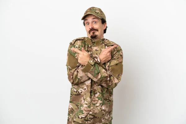Soldat Man Isolerad Vit Bakgrund Pekar Laterals Som Tvivlar — Stockfoto