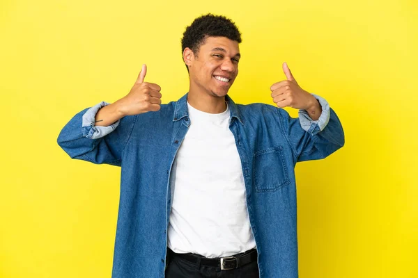 Mladý Africký Američan Izolovaný Žlutém Pozadí Dává Palce Nahoru Gesto — Stock fotografie
