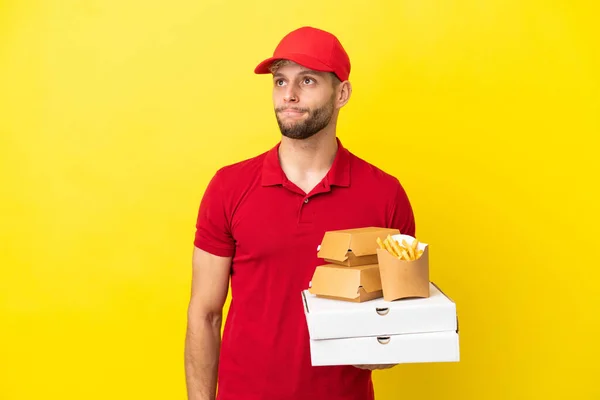 Homem Entrega Pizza Pegar Caixas Pizza Hambúrgueres Sobre Fundo Isolado — Fotografia de Stock