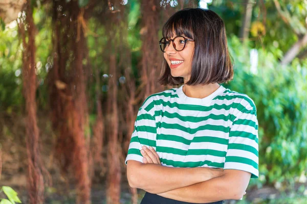 Giovane Donna Bruna All Aperto Parco Felice Sorridente — Foto Stock