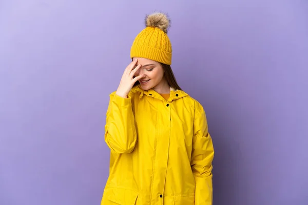 Έφηβη Που Φοράει Αδιάβροχο Παλτό Πάνω Από Μοβ Φόντο Γελώντας — Φωτογραφία Αρχείου