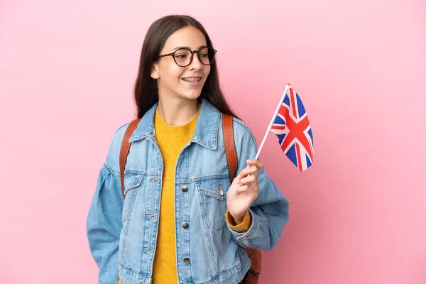 Mladá Francouzská Dívka Drží Vlajku Spojeného Království Izolované Růžovém Pozadí — Stock fotografie