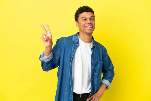 Молодий Афроамериканець Ізольований Жовтому Фоні Посміхається Показує Знак Перемоги — стокове фото