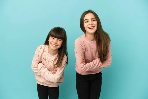 Hermanitas Niñas Aisladas Sobre Fondo Azul Manteniendo Los Brazos Cruzados —  Fotos de Stock