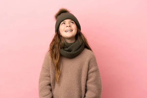 Niña Con Sombrero Invierno Aislado Sobre Fondo Rosa Riendo —  Fotos de Stock