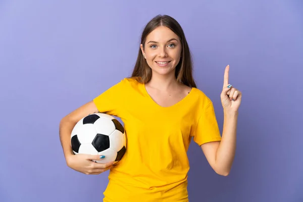 年轻的立陶宛足球女运动员被隔离在紫色的背景下 露出并举起一个手指表示最好的标志 — 图库照片