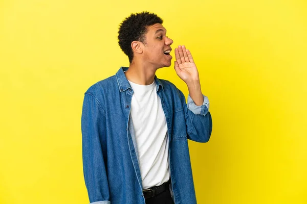 Young African American Man Isolated Yellow Background Shouting Mouth Wide — Fotografia de Stock