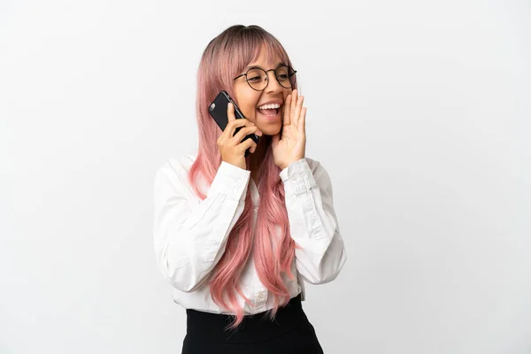 Junge Business Mischlingsfrau Mit Pinkfarbenen Haaren Hält Ein Handy Isoliert — Stockfoto