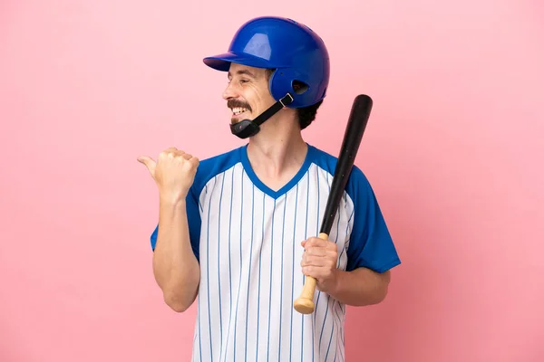Beyzbol Oynayan Beyaz Bir Adam Pembe Arka Planda Izole Edilmiş — Stok fotoğraf