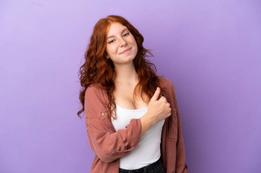 Genç, kızıl saçlı, soyutlanmış, mor bir geçmişi olan gururlu ve kendini beğenmiş bir kız.