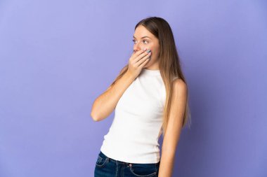 Mor arka planda izole edilmiş genç Litvanyalı kadın yan tarafa bakarken sürpriz jest yapıyor.