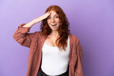 İzole edilmiş mor geçmişi olan genç bir kızıl kız bir şey fark etti ve çözüme niyetlendi.