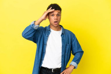 Sarı arka planda izole edilmiş genç Afrikalı Amerikalı bir şey fark etti ve çözüme niyetlendi.