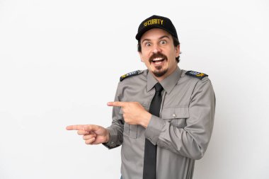 Beyaz arka planda izole edilmiş beyaz bir güvenlik görevlisi şaşırmış ve işaret ediyor.