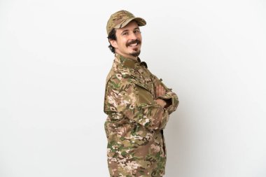 Beyaz arka planda izole edilmiş, kolları bağlı ve ileriye bakan bir asker.