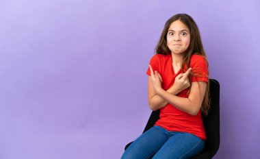 Mor arka planda izole edilmiş bir sandalyede oturan küçük beyaz kız yan taraftakilerin şüphelerini işaret ediyor.